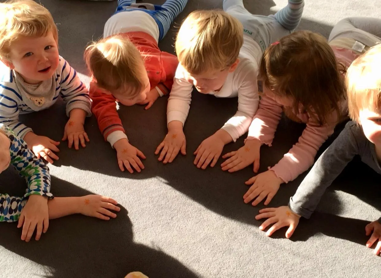 Kinder spielen in der Liebevollen Kinderzeit